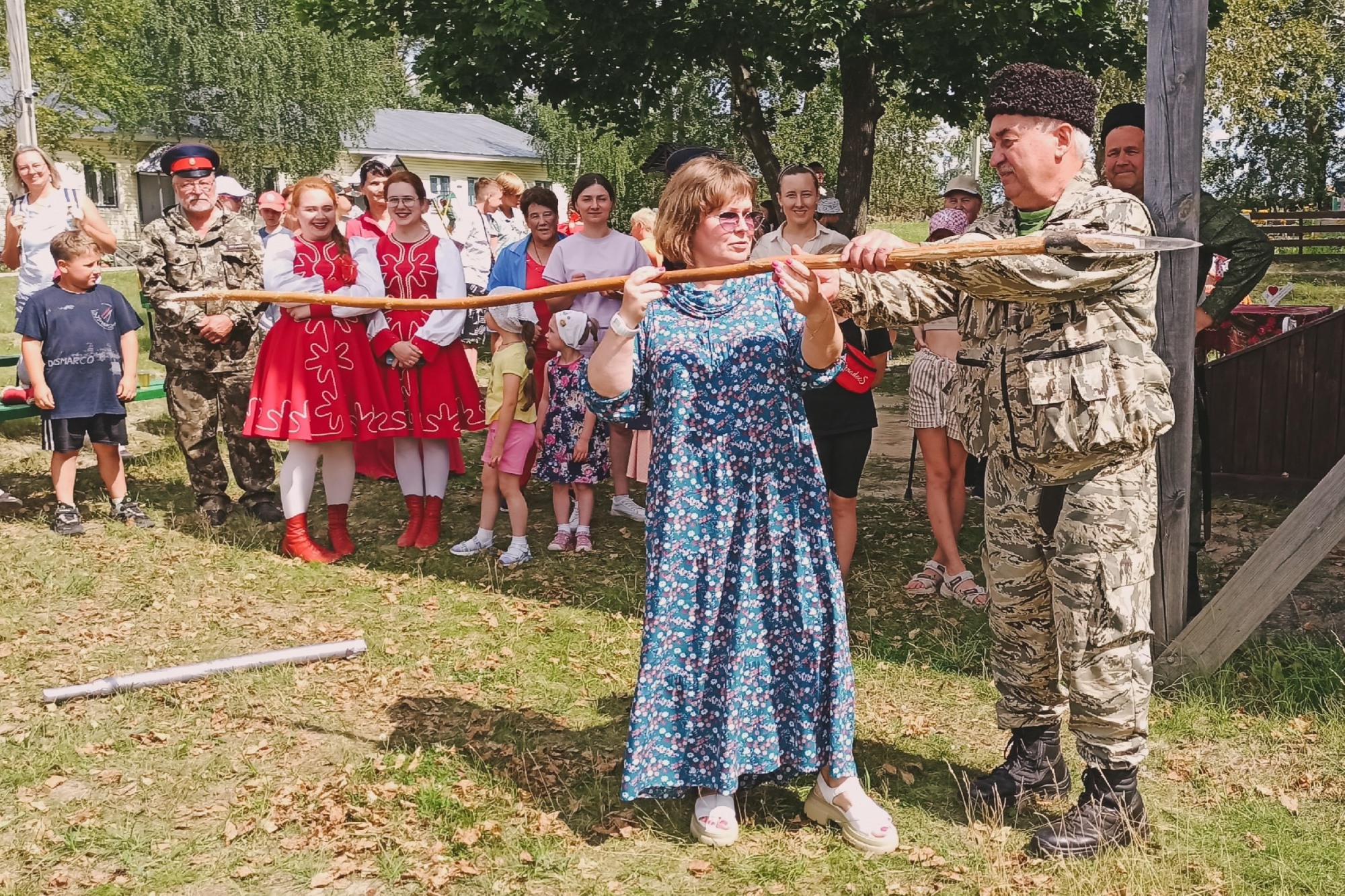 Участники фестиваля «Красная горница» учились метать копьё и рубить шашкой